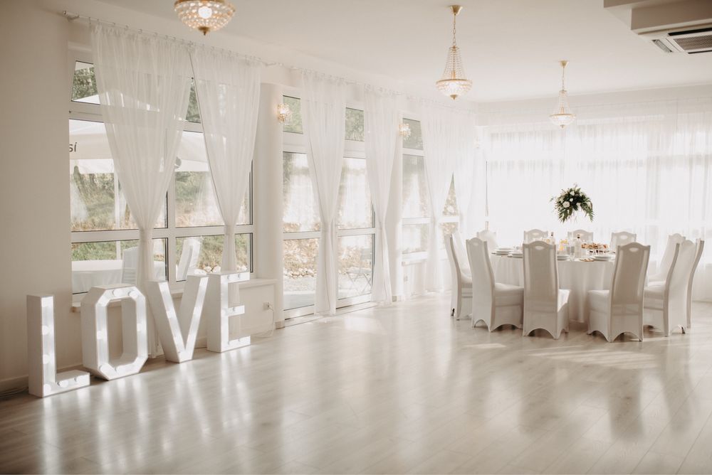 Sprzedam bialy napis LOVE