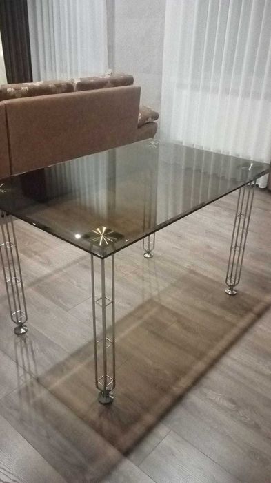 Продам стікляний стіл в ідеальному стані