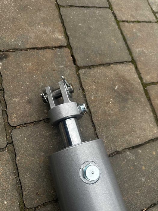 Śrubowy, siłownik elektryczny bramowy , hala EUBA A4
