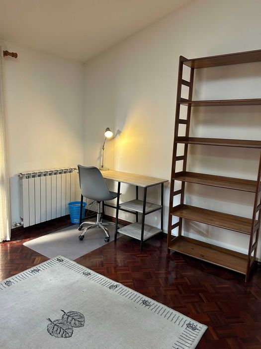 Arrendo quarto grande em moradia