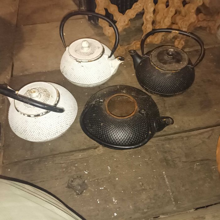 Stare emaliowane przedmioty naczynia kanki dzbanki