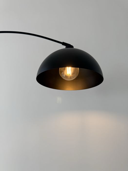 Czarna lampa Sklum