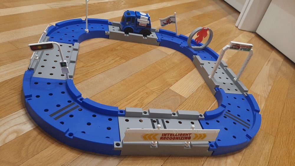 Дорога, трек з машинкою, яка їздить.