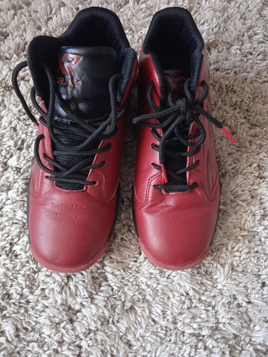 Осінні кросівки  вишневого кольору