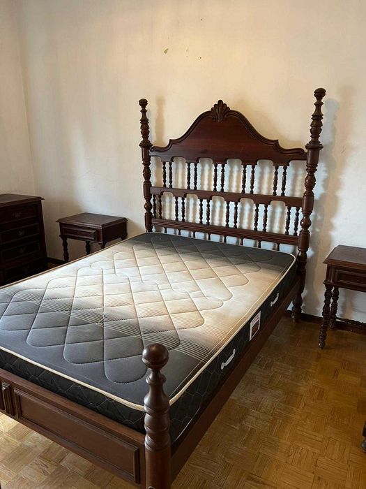 Conjunto de cama, cómoda com espelho e cadeira