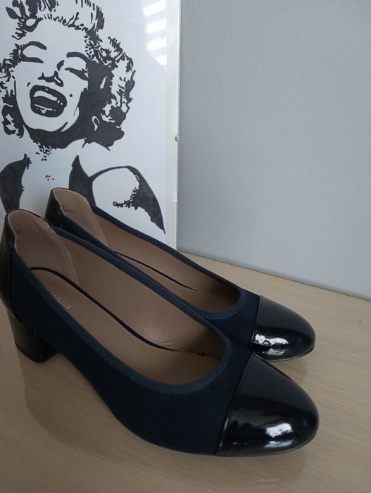 Granatowe czółenka na obcasie