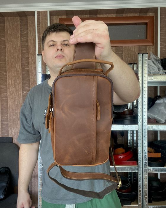 Шкіряна чоловіча сумка слінг нагрудна / бананка через плече