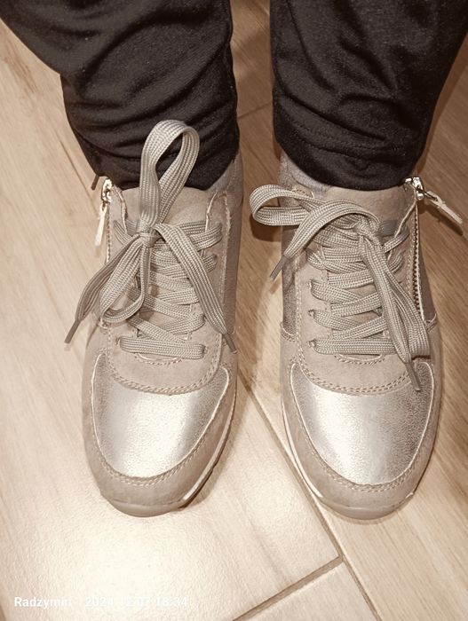 Nowe sportowe buty koloru szarego