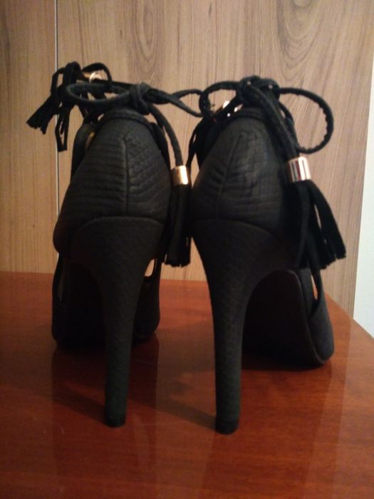 Szpilki z frędzlami Top Secret roz. 38 czarne, skórka/zamsz