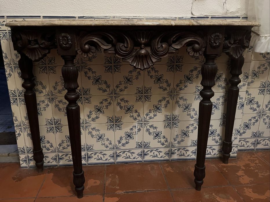 Mesa de entrada com tampo de pedra natural