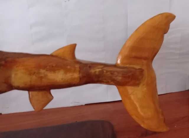 Escultura de tubarão em madeira