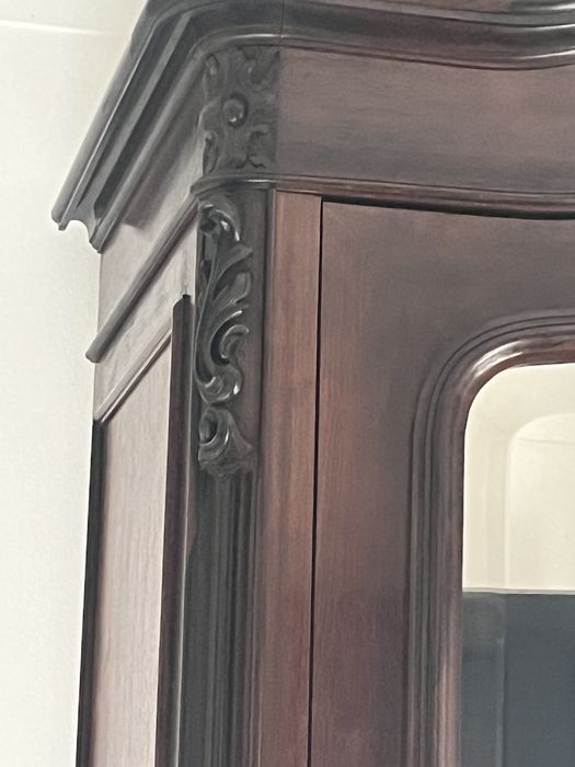 Guarda-roupa antigo com espelho