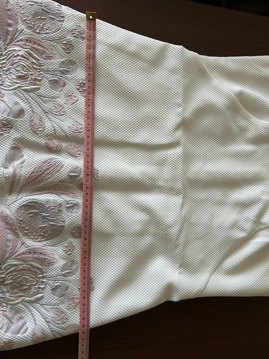 Sprzedam sukienkę w rozmiarze 38 białą ze zdobieniami