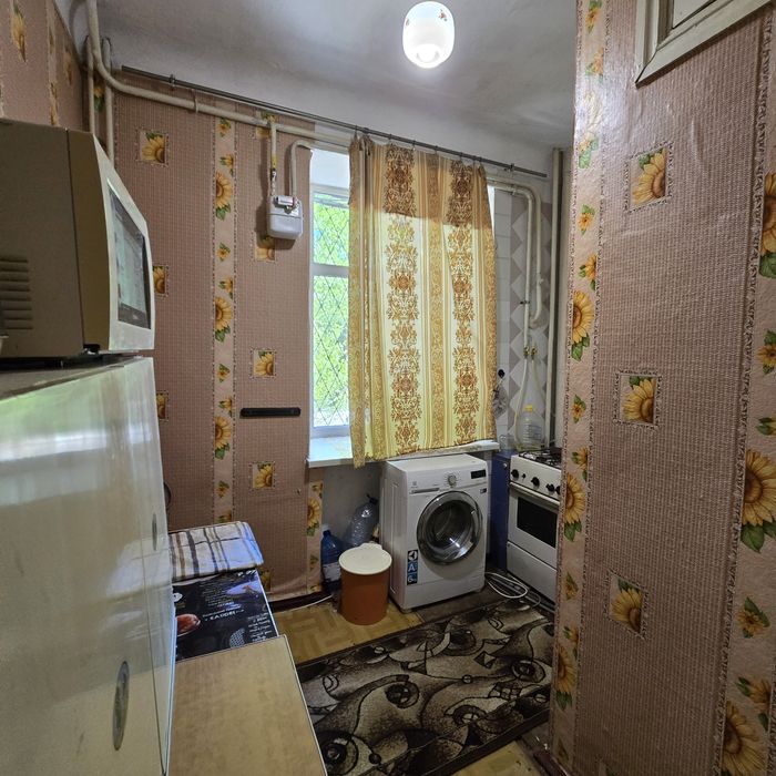 Продаж 2 кімнатна  сталінка Центр сертифікат так