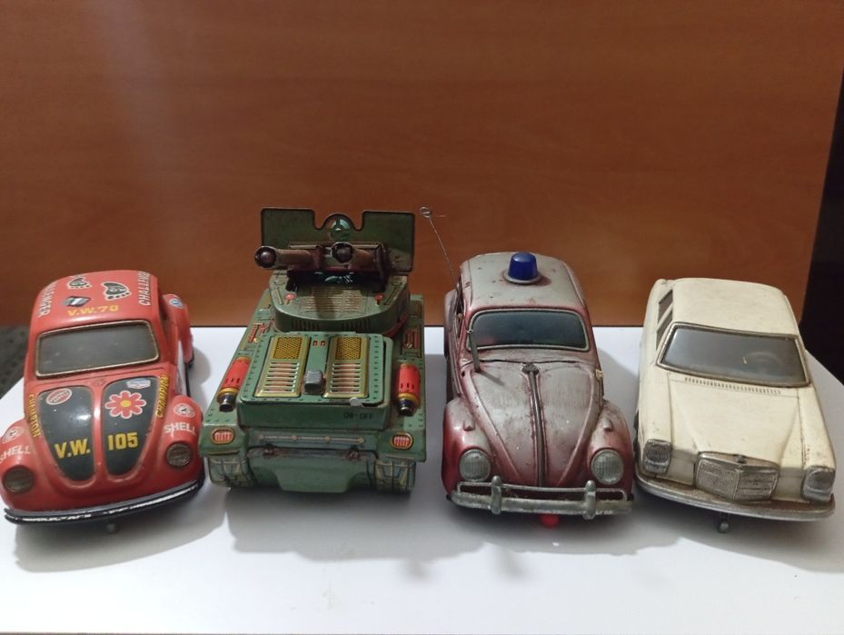 Carros antigos em chapa de brincar