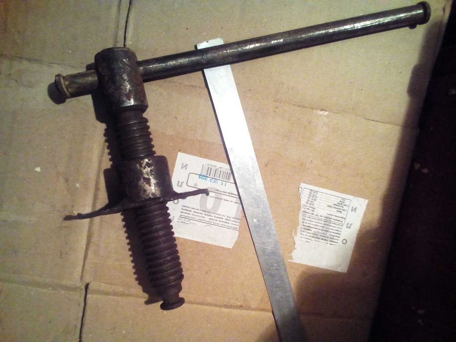 Винты с трапециевидной резьбой. Винт для тисков. Винт для пресса.