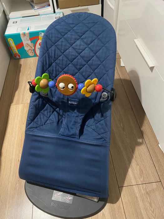 Leżaczek/ bujaczek Babybjorn + PAŁĄK zabawka