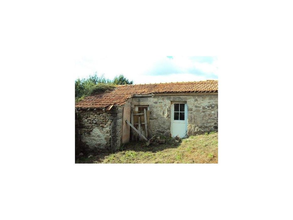 Moradia em pedra p/ reconstruir em Paredes de Coura.