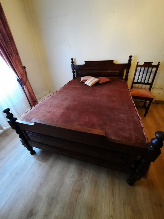 Vende-se cama e cadeira