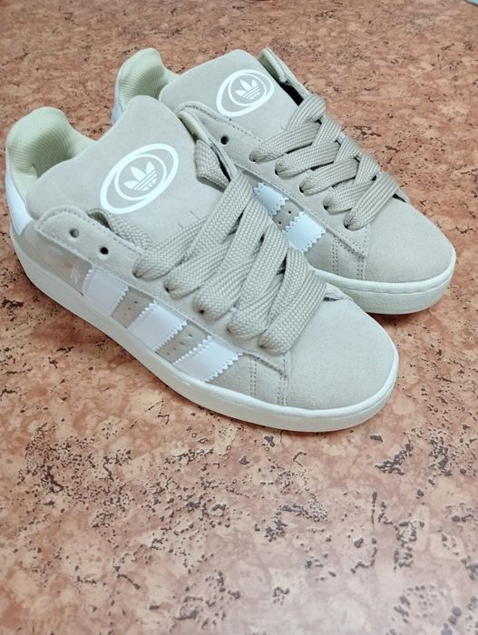 Tênis novos em tom creme, 37