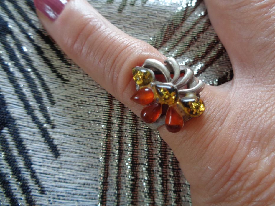 srebrny pierścionek z bursztynami