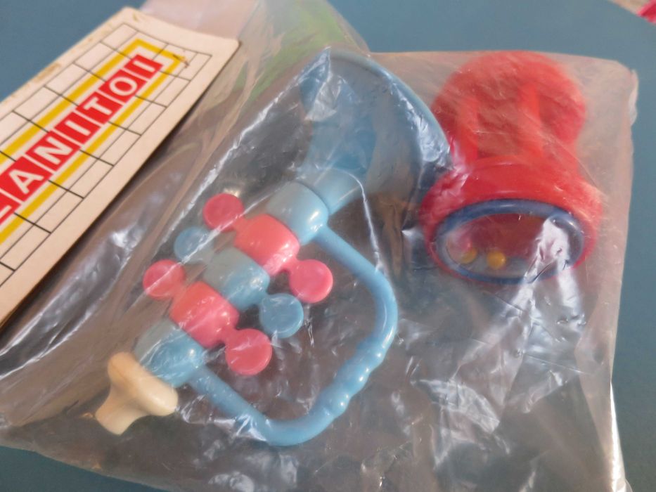 Brinquedo antigo instrumento corneta e roca plástico crianças Planitoi