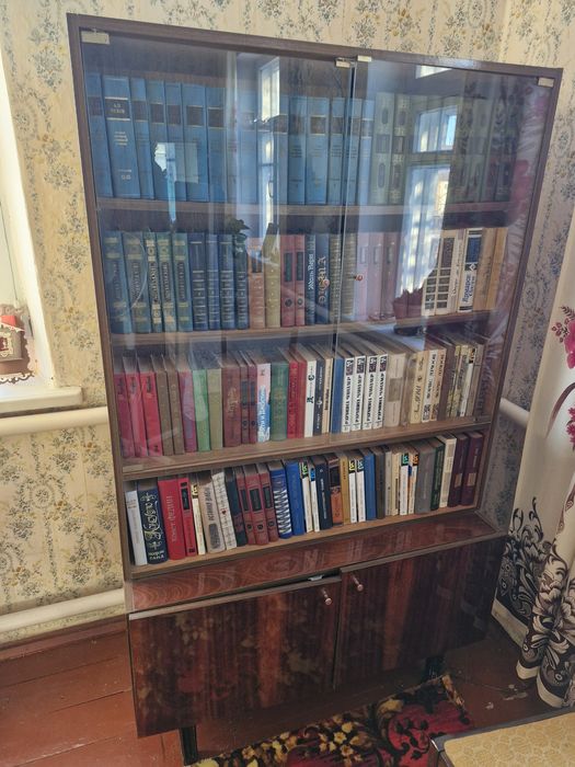Книжна  шафа  продається