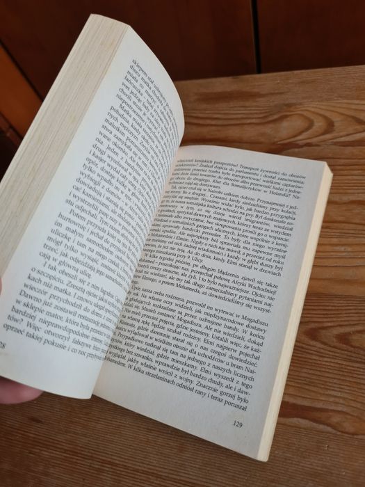 Łzy na piasku - Nura Abdi Leo G. Linder