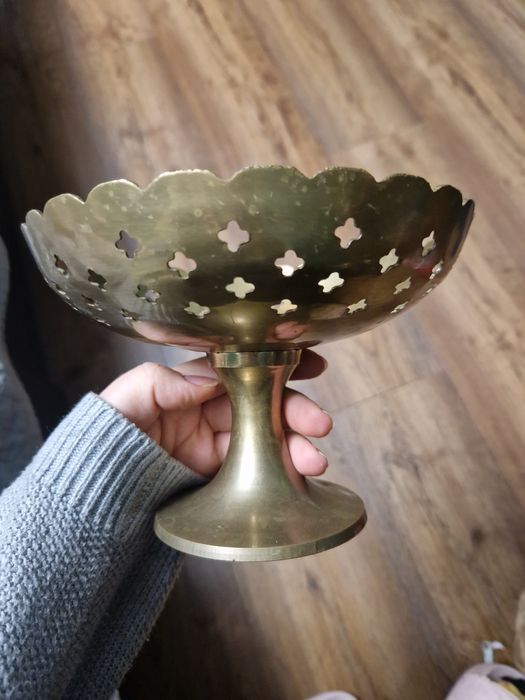 Miniaturowa misa na nóżce z ozdobnym, trawionym motywem kwiatowym