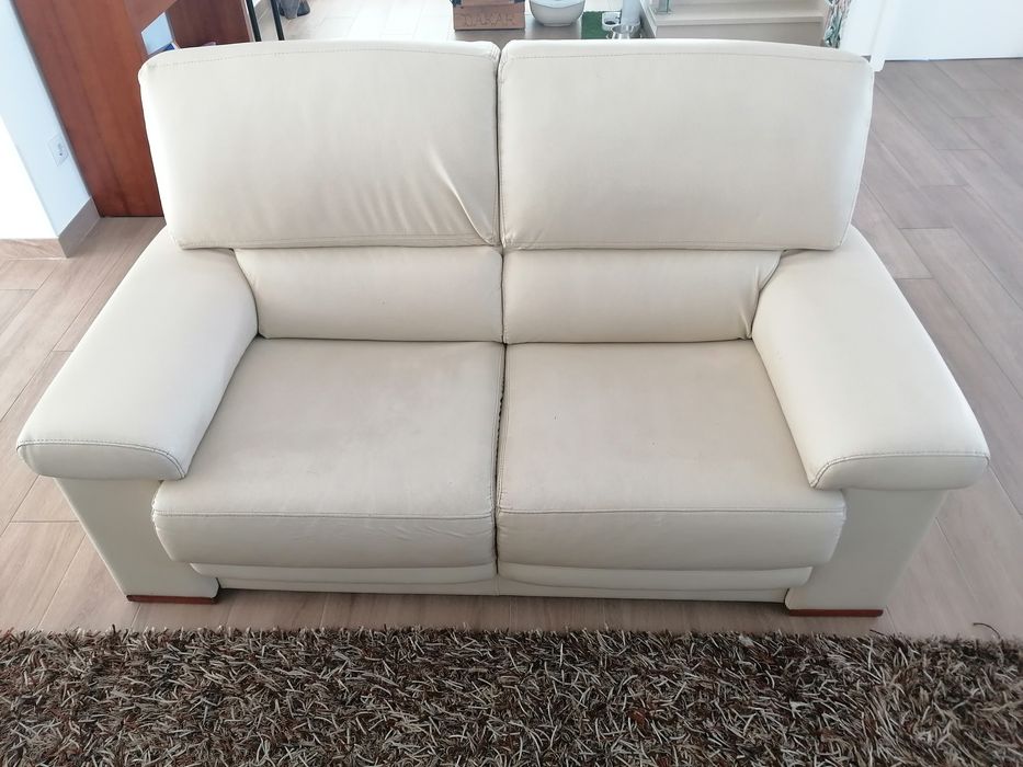 Dois sofás em bom estado