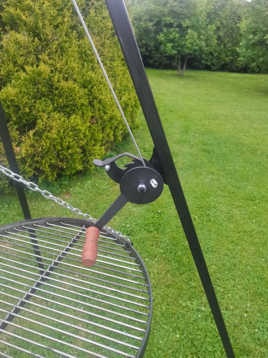 Grill ogrodowy typu trójnóg