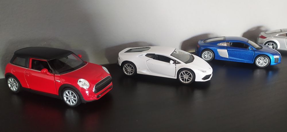 Vendo automóveis em miniatura
