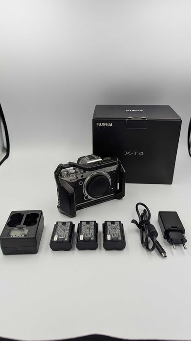 Продам Fujifilm X-T4 (Body) + клітка SmallRig + 3 оригінальних акумулятора NP-W235