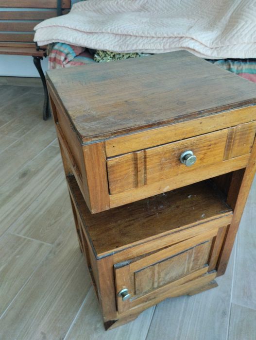 Mesa de cabeceira antiga