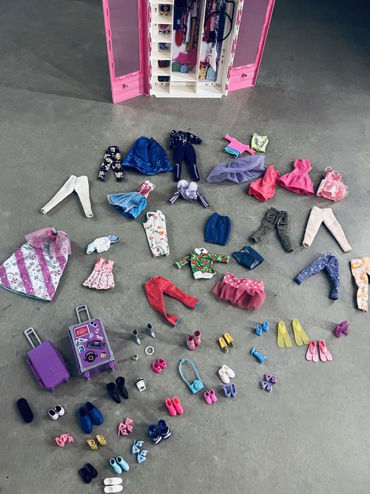 Szafa barbie z ubrankami i butami