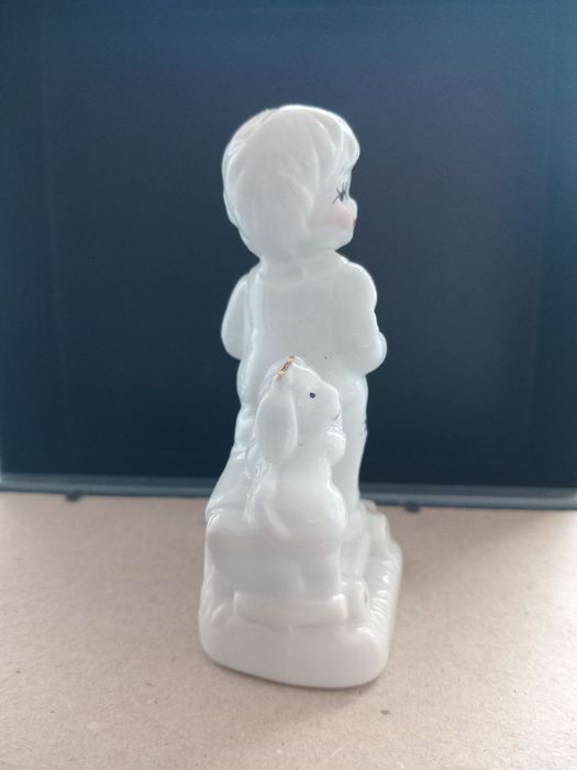 Фарфоровая статуэтка " Девочка на самокате с собачкой "