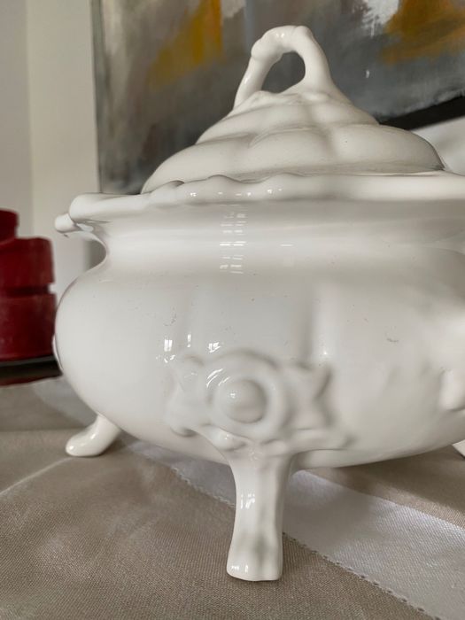 Terrina de servir ou decorativa, com medidas de 33cm x 23cm