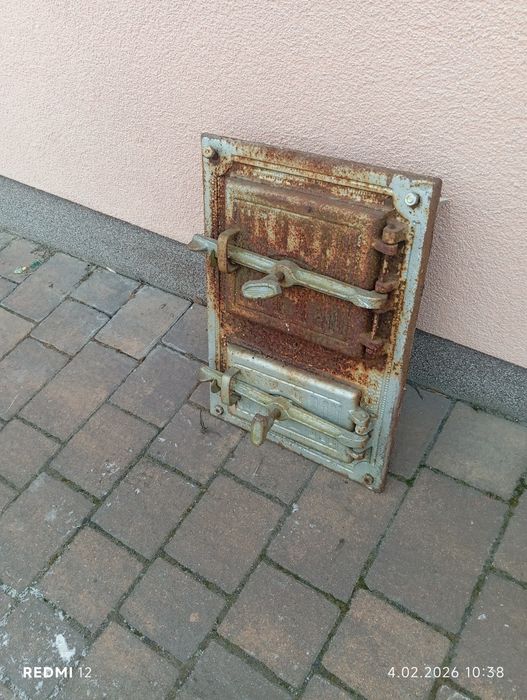 Żeliwne drzwiczki do pieca