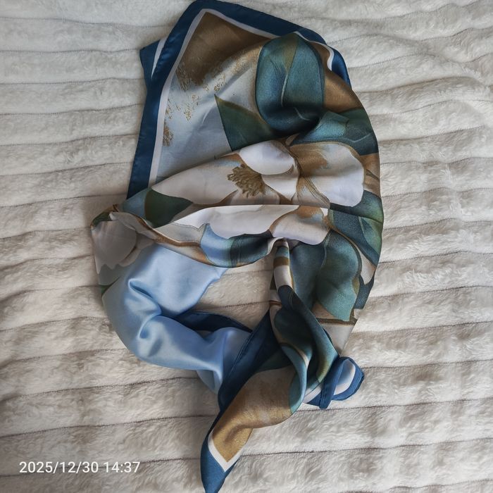 Nowa apaszka jak jedwab lilie 70 x 70