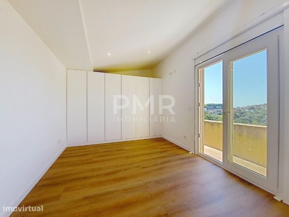 Moradia T2 Totalmente Remodelada em Caxias