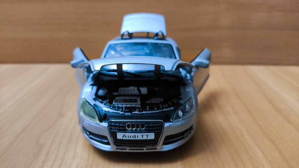 Іграшкова машинка Audi TT 1.24 Hongwell