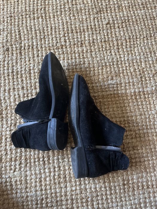 Botas pela canela pretas com detalhe prateado