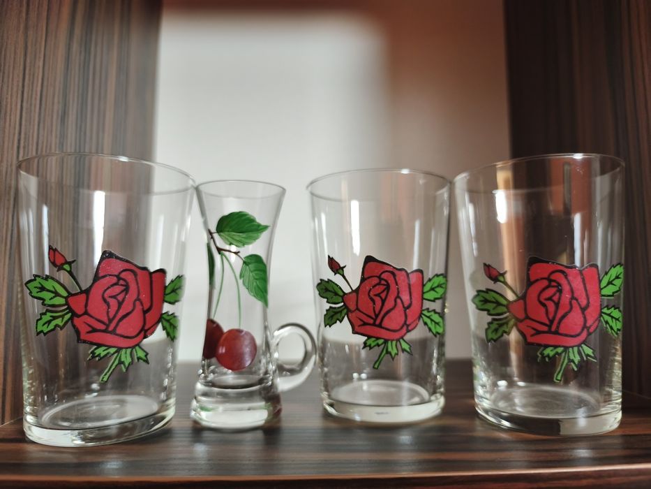 Szklanka z różą kieliszek do likieru wisienka PRL