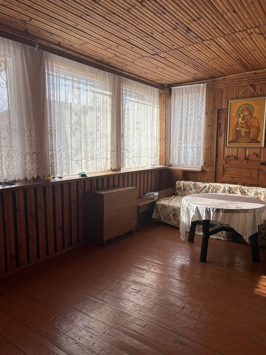 Чудовий заміський будинок поруч з містом