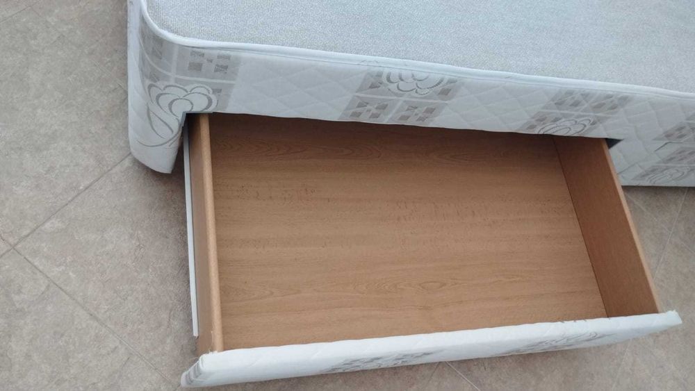 Sommier cama solteiro com gavetas, colchão e cabeceira em madeira