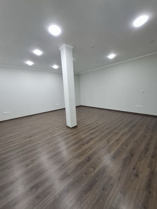 Продам коммерческое помещение. 135 м.кв. Центр Чкалова. Два входа
