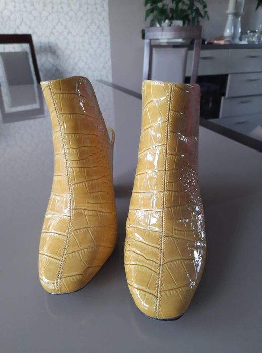 Żółte klapki marki River Island. Rozmiar 35.