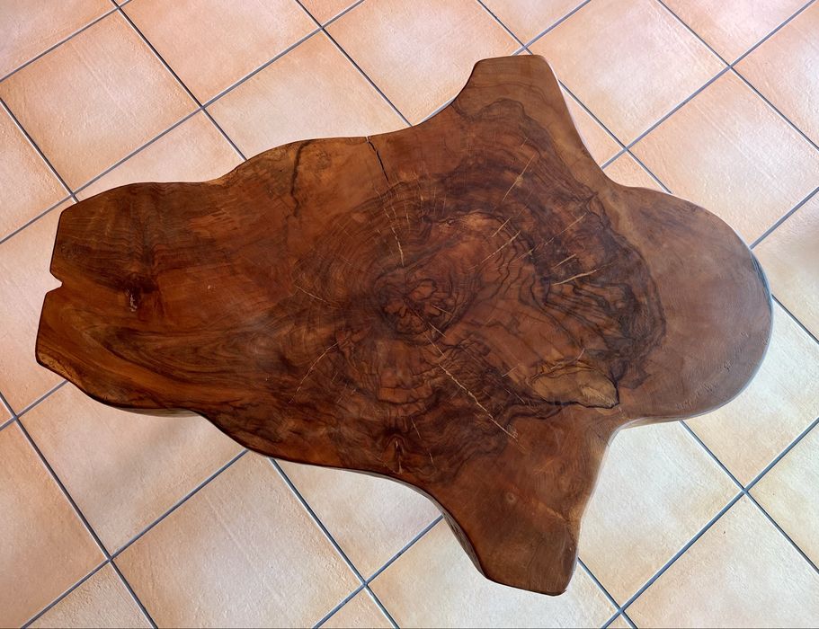 Mesa rústica em madeira maciça