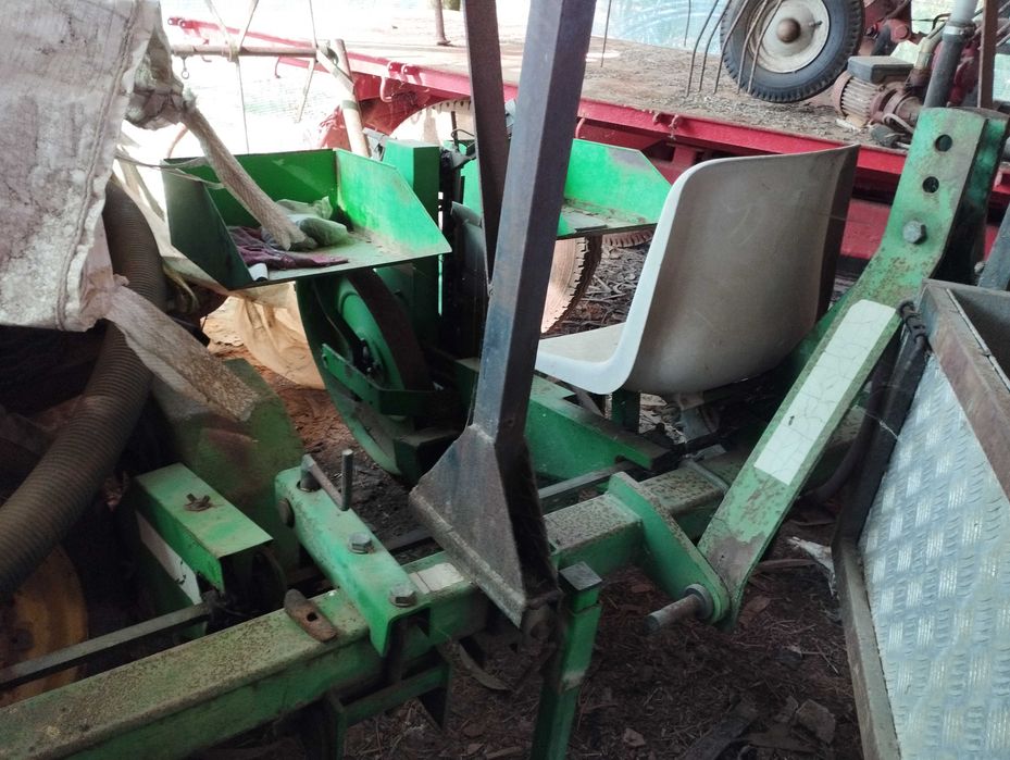 Plantador de pinças com sistema de rega