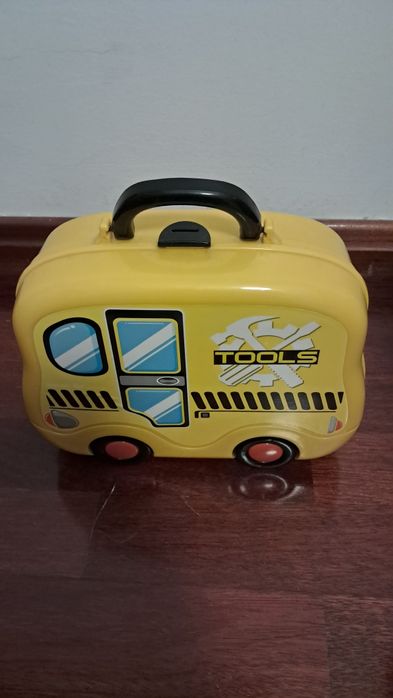 banca de trabalho com mala de ferramentas